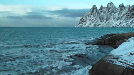 旅游风景航拍大海海浪冲向沙滩视频素材模板下载