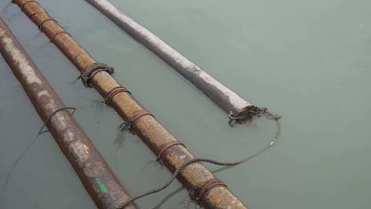 浙江台州小箬村海中的铁管视频素材模板下载