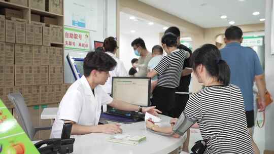 【4K有版权】社区卫生中心便民服务测血压