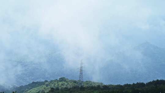 夏季雨后山间日出云雾缭绕