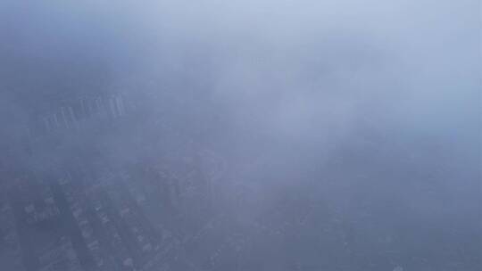 雾霾下降俯瞰城市建筑高楼建筑居民楼车流