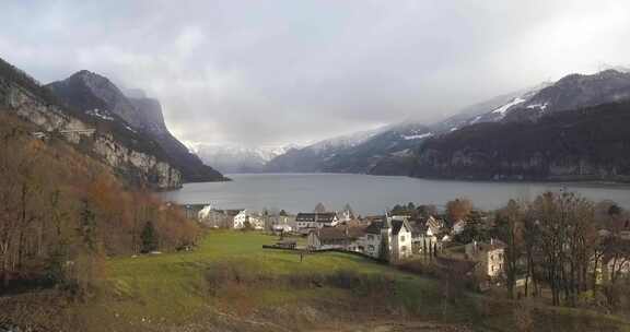 美丽的峡湾，冬天在瑞士岸边的一个小村庄。