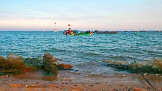 秋季渤海开海季傍晚出海捕鱼的渔船