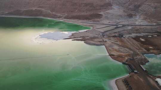 死海。死海附近的小山。自然背景。死海。死者上空翱翔的鸟瞰图