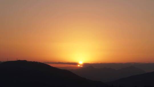 群山日落延时唯美夕阳黄昏橙色天空太阳下山视频素材模板下载