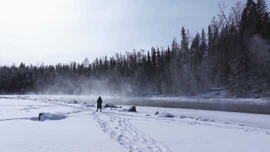 航拍新疆阿勒泰冬季喀纳斯游客在雪地上游玩