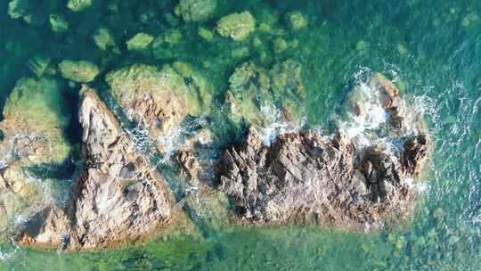 海浪拍打礁石大海蓝色海洋航拍