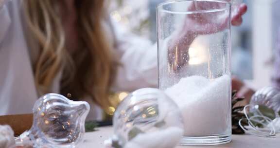 准备圣诞礼物的女人