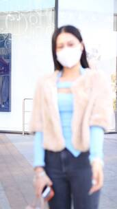济南商圈街拍，街头时尚女孩背包展示