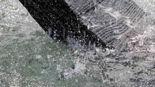 自转水车入水溅起水花画面升格