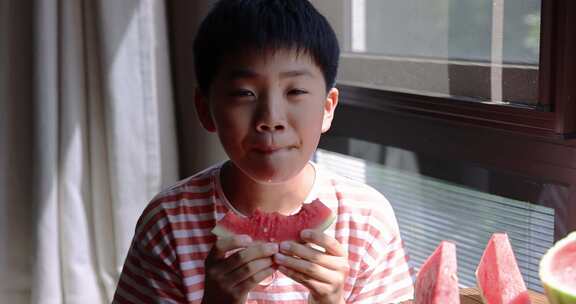 【有肖像权】中国小孩夏天开心吃西瓜