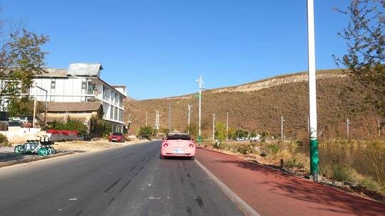 景区湖边跟车慢行驶