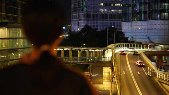 女性青年站在公路天桥上看夜景人物背影车流