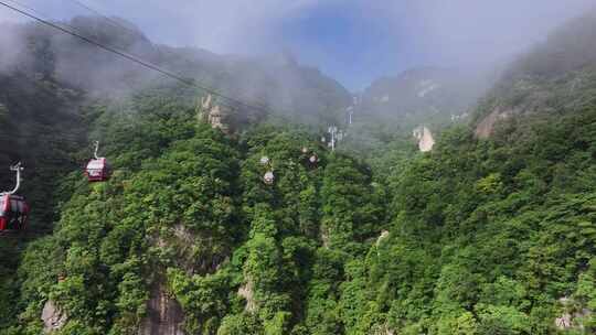 旅游景区上山索道繁忙运营