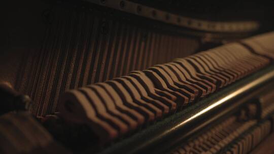 钢琴琴锤击弦的特写镜头