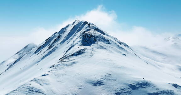 冬季夹金山雪山无人机沿山脊上升航拍风景