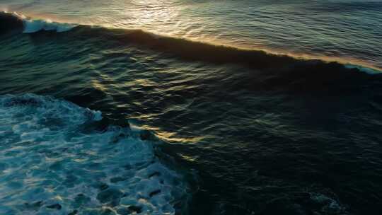 4k海浪翻滚电影感超广角水花飞向空中