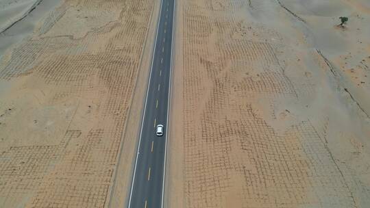 航拍沙漠公路行驶的汽车荒漠戈壁笔直的公路