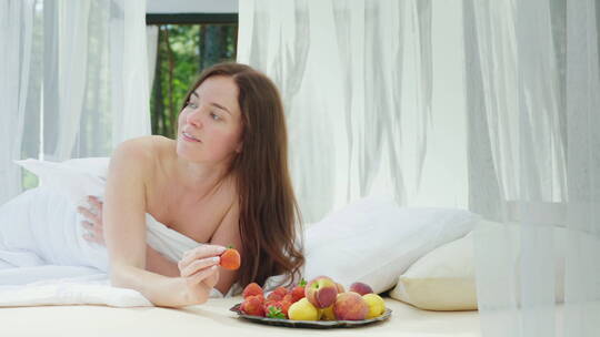 女人在床上吃草莓