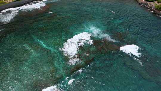波浪和原始海洋普纳卢？美国夏威夷州大岛上的黑沙滩。
