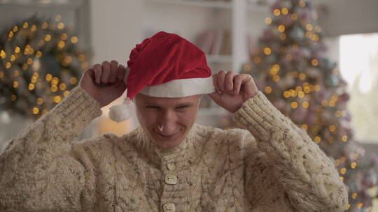 男人圣诞节在家戴圣诞帽视频素材模板下载