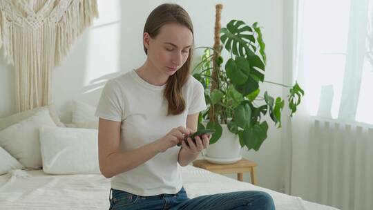 女孩收到好消息的表情