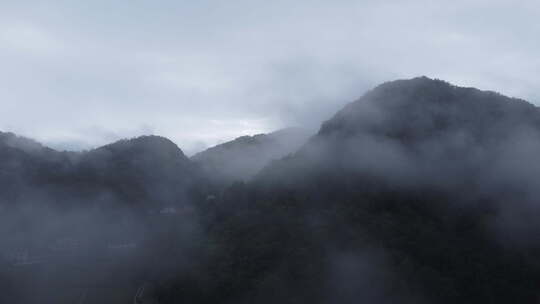 雨后大山雾蒙蒙