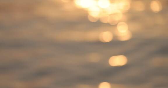 水面金色光斑散景效果