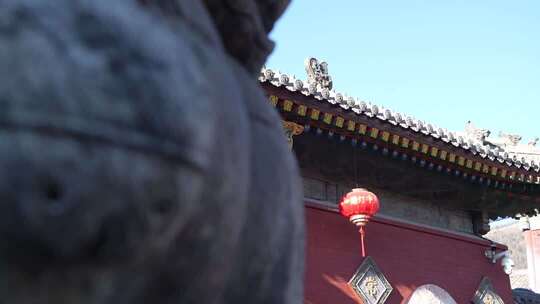 古建筑前的石狮子与红灯笼