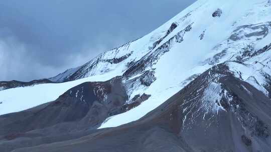 新疆雪山