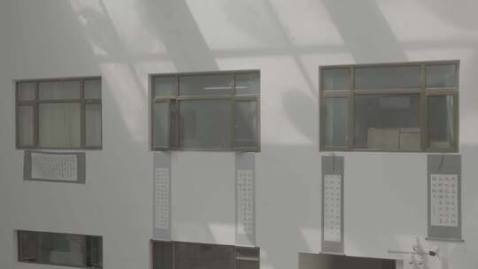 教室窗户光影变化