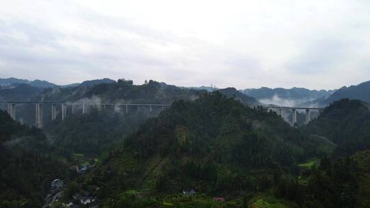 包茂高速湖南湘西吉首段，云雾中的高速公路视频素材模板下载