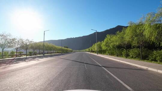 驾车开车乘车行驶在城市道路上第一视角