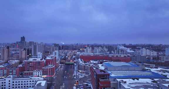 暮色下城市建筑群的景象