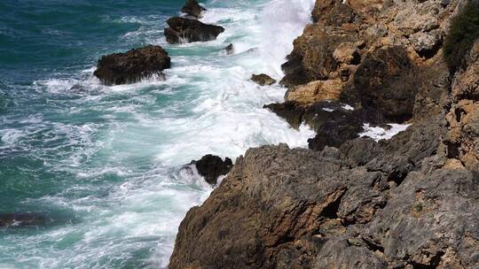 海浪拍打着岩石视频素材模板下载