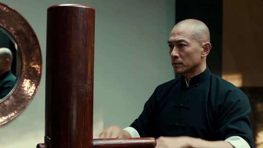 男子练习咏春木人桩