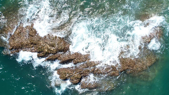 海边浪花拍打岩石视频素材模板下载