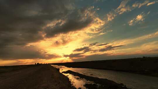 夕阳下的河流