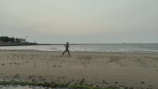 海边奔跑的少年