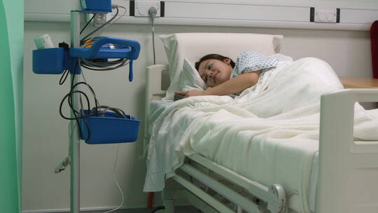躺在病床上微笑的病人视频素材模板下载
