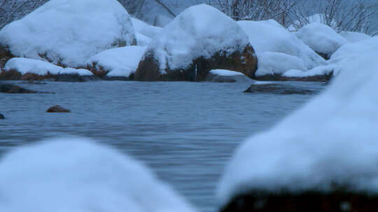 冬季河流雪花飘