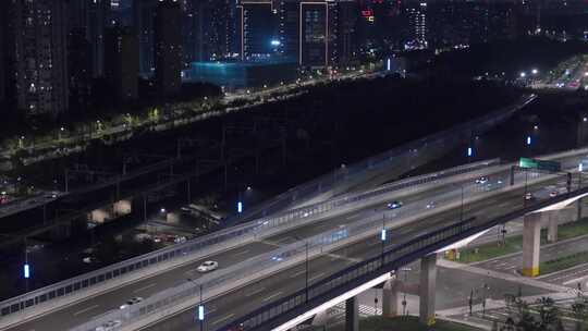 繁华城市夜景与繁忙的车流交通