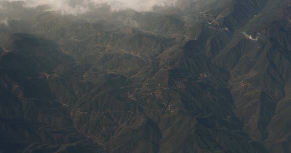 在飞机上航拍杭州山谷山峰
