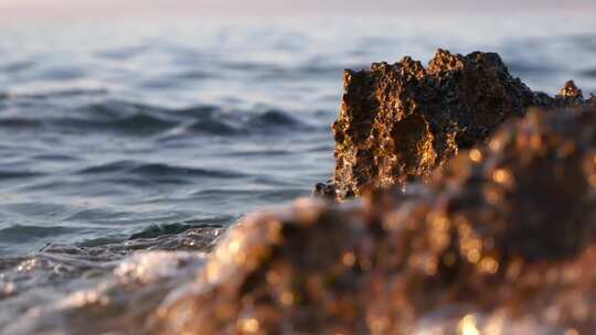 海浪海水拍打岩石礁石