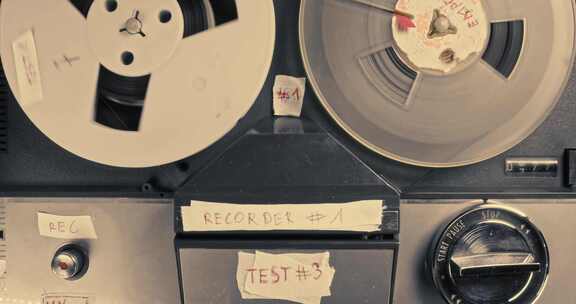 老式卷轴录音机和磁带卷。音频卷轴播放器。