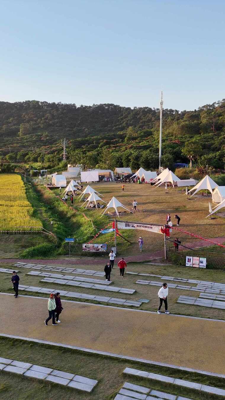 户外露营场地及人群活动景象