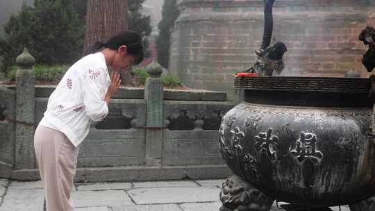 湖北武当山寺庙朝拜祈祷