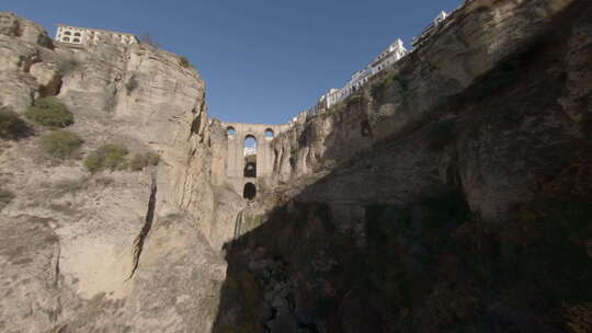 航拍峡谷飞向中世纪拱桥
