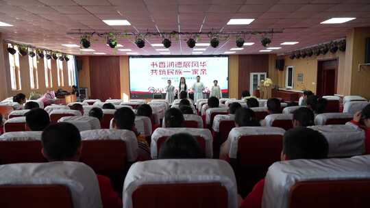 学校礼堂民族主题表演活动