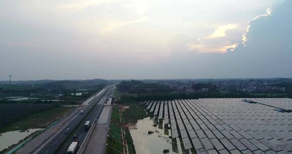 高速路车流和太阳能发电场